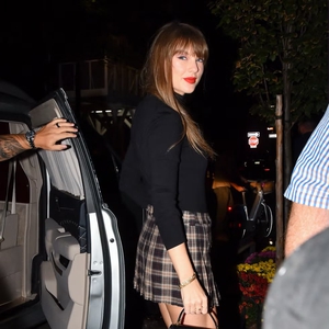 Taylor Swift Sambut Musim Favoritnya dengan Sweater Marun yang Cozy dan Celana Khaki