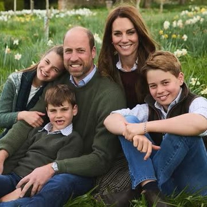 Pangeran William & Kate Tampil Serasi dalam Warna Hijau Bersama Anak-Anak Mereka untuk Kartu Natal Tahunan