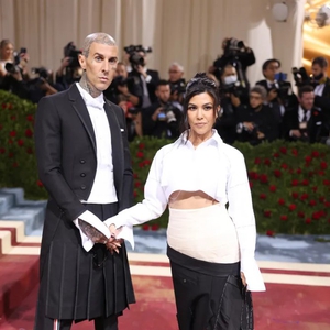 Tampilan Met Gala Kourtney Kardashian Adalah Versi Rekonstruksi dari Travis Barker