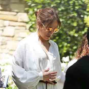 Jennifer Lopez Tampil Bak Dewi Yunani Modern dalam Gaun Putih Yang Flowy Ini