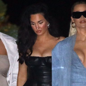 Khlo&eacute; Kardashian Menampilkan Gaya Denim on Denim dari Kepala hingga Ujung Kaki