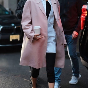 Bella Hadid Jadi Sosok Terbaru yang Adopsi Tren Headwear Bergaya Mid-Century