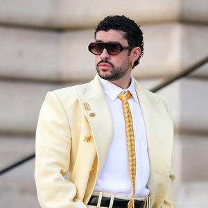 Gaya Surealis Bad Bunny dengan Setelan Schiaparelli, Beri Penghormatan untuk Karyanya