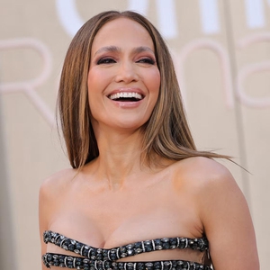 Jennifer Lopez Kembali Bersama Versace Era Y2K untuk Momen Red Carpet yang Memukau