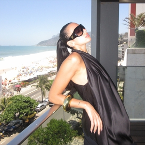 Kylie Jenner dan Dua Lipa Membuktikan Keindahan Bikini Metalik Berkilau