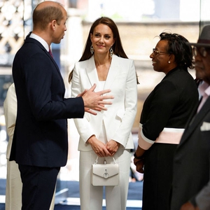 Kate Middleton Tampak Cantik Mengenakan Setelan Putih Alexander McQueen&nbsp;untuk Merayakan Windrush Day