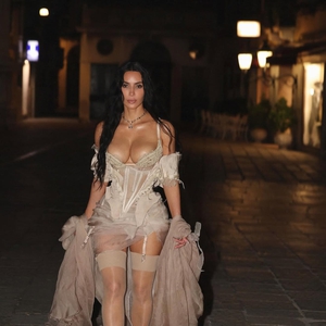 Kim Kardashian Tampil Seperti Femme Fatale saat Berada di Venice