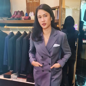 Dian Sastrowardoyo Terinspirasi Drama Korea Vincenzo dengan Tampil Memakai Setelan Jas