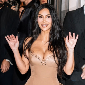 Kim Kardashian Rayakan Pembukaan Skims dengan Gaun Kulit Kustom Ludovic de Saint Sernin