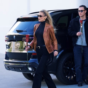 Bella Hadid Kenakan Blazer Kulit Vintage yang Beri Sentuhan Minimalis pada Gaya Western