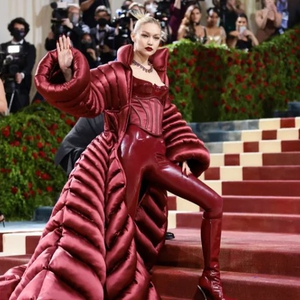 Gigi Hadid Tampil di Met Gala dengan Korset Merah dan Jumpsuit Lateks