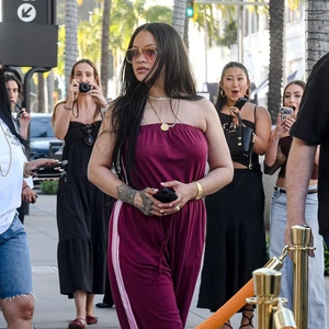 Rihanna Membuat Khas Era Y2K Terasa Segar Saat Berbelanja di Beverly Hills