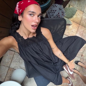 Dua Lipa Jadi Turis di Brooklyn dengan Bandana, Boots, dan Tren Musim Panas Lainnya