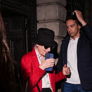 Meryl Streep Bertransformasi saat di Milan untuk Syuting The Devil Wears Prada 2