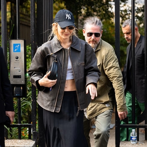 Gigi Hadid Kenakan Jaket Kulit Bernuansa Vintage dengan Dua Gaya Berbeda