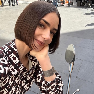 Lily Collins Tampak Siap Menyambut Musim Semi di Lokasi Syuting Emily in Paris