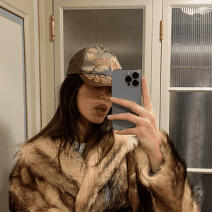 Tidak Ada yang Sekeren Kendall Jenner dengan Mantel Bulu dan Topi Trucker
