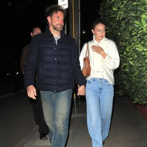 Gigi Hadid Menjinjing Tas Miu Miu Patchwork Kulit untuk Sempurnakan Setiap Tampilan