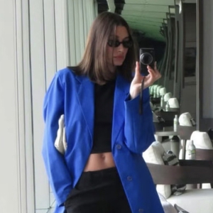 Foto Terbaru Hailey Bieber Mengenakan Mantel Jil Sander Miliknya Dari Tahun 2011