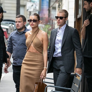 Justin Bieber dan Hailey Bieber Tampil di Publik dengan Serasi Saat di Paris