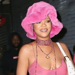 Rihanna Mengenakan Gaun Vintage Slip Merah Muda Dior Saat Berkencan dengan A$AP Rocky