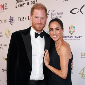 Duchess Meghan Kenakan Anting Berlian Milik Princess Diana untuk Date Night Langka di Karpet Merah