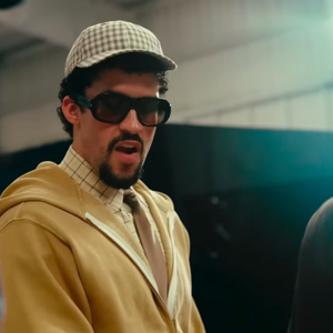 Bad Bunny Padukan Warna Kuning Mustard dan Blush Pink Saat Tampil di Paddock F1