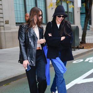 Kendall Jenner dan Hailey Bieber Tampil dengan Balutan Bahan Kulit dan Kasmir untuk Jalan Sore di Musim Gugur