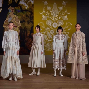 Sebuah Lukisan Bersulam Menjadi Inspirasi Maria Grazia Chiuri di Dior Haute Couture Musim Fall/Winter 2022