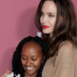 Momen Langka Angelina Jolie dan Putrinya, Zahara, Berbagi Momen di Karpet Merah