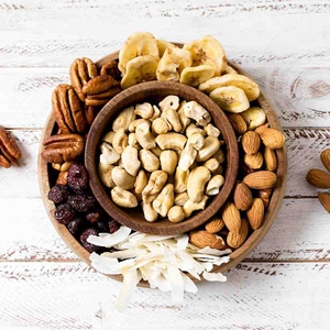 Simak Waktu Terbaik Makan Buah dan Kacang Kering agar Manfaatnya Maksimal