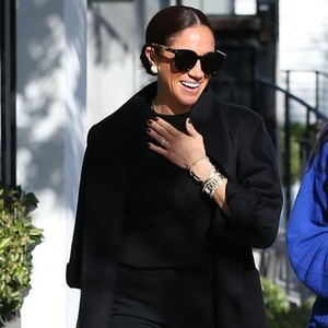 Meghan Markle Tampil dalam Gaya Off-Duty yang Santai Bertema Monokrom