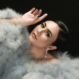 Wulan Guritno Menghadiri Sebuah Sesi Foto dalam Balutan Gaun Berbulu dari Hian Tjen