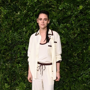 Kristen Stewart Membuat Busana Piyama Terlihat Begitu Chic