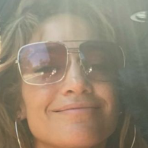 J.Lo Berbagi Selfie di Bawah Terik Matahari dengan Putrinya, Emme