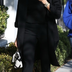 Meghan Markle Tampil Memukau dalam Balutan Serba Hitam di Peluncuran Koleksi Liburan Brand As Ever