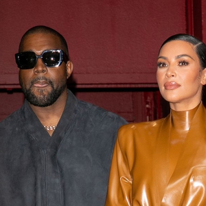 Kim Kardashian Membalut Kepala Sampai Ujung Kakinya dengan Busana Balenciaga di Pesta Kanye West