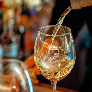 Tata Cara Memegang Gelas Wine yang Benar dan Elegan