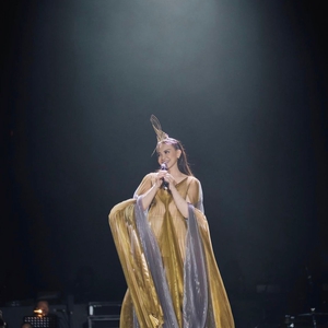 Gaun Iris van Herpen yang Dipakai Rossa Saat Konser Dibuat Selama 400 Jam