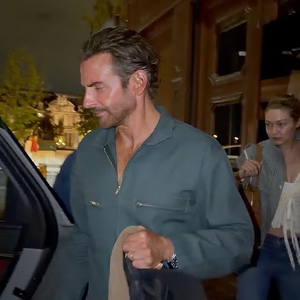 Date Night di Paris Gigi Hadid dan Bradley Cooper Kompak Kenakan Matching Wedding Band