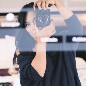 Mengunjungi Sebuah Chateau, Anggun Pakai Atasan Kain Cokelat Sembari Nyanyikan Indonesia Raya