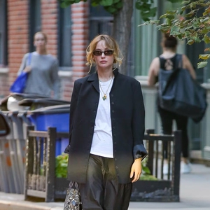 Serahkan ke Jennifer Lawrence Untuk Menunjukkan Cara Membuat Kaos Putih Sehari-hari Terlihat Lebih Keren