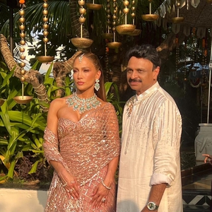 Jennifer Lopez Tinggalkan Acara Pernikahan Miliarder dengan Mantel Bulu Raksasa yang Mewah