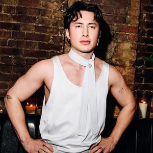 Hudson Williams Menemukan Cara Paling Keren untuk Memakai Dasi