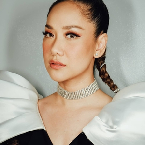 Dua Pesona Berbeda BCL Ketika Tampil di Satu Panggung yang Sama Kenakan Busana 2-in-1