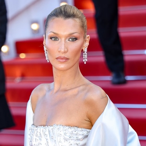 Kami Menemukan Kombinasi Lipstik Berkilau Persis Seperti yang Digunakan Bella Hadid di Festival Film Cannes 2026