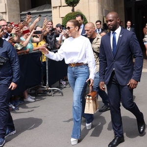 Jennifer Lopez Bersinar dengan Atasan Putih di Paris