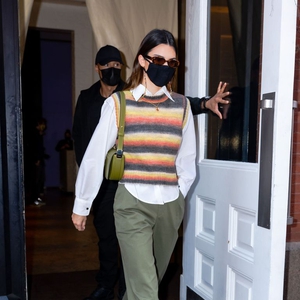 Kendal Jenner Tampil Vintage dengan Rompi Sweter dan Tas Burberry Olympia