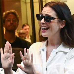 Anne Hathaway Tampil Unik dengan Jumpsuit Putih ala Tukang Cat dan Sandal Bordir Mewah