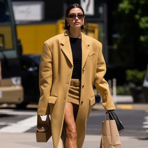 Hailey Bieber Menggunakan Rok Mini dan Chunky Loafers Saat Berbelanja